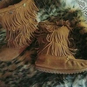 MinneTonka fringed boots